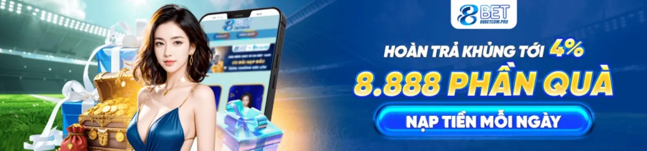 Người đàn ông thư giãn chơi game trên điện thoại