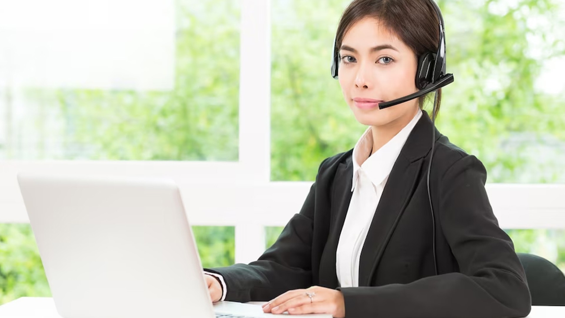 Hình ảnh đội ngũ hỗ trợ khách hàng 8Kbet