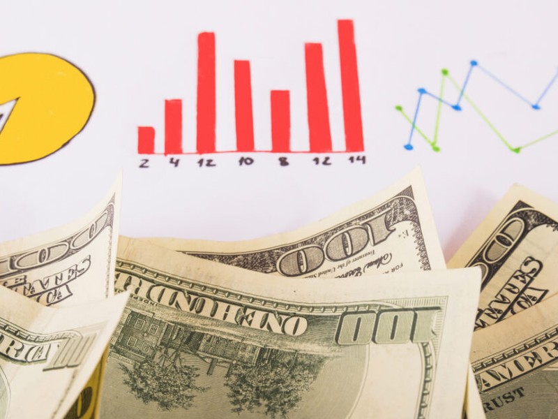 Người chơi Poker đang suy nghĩ chiến lược, minh họa các lời khuyên cho người mới bắt đầu tại 8kbet.com